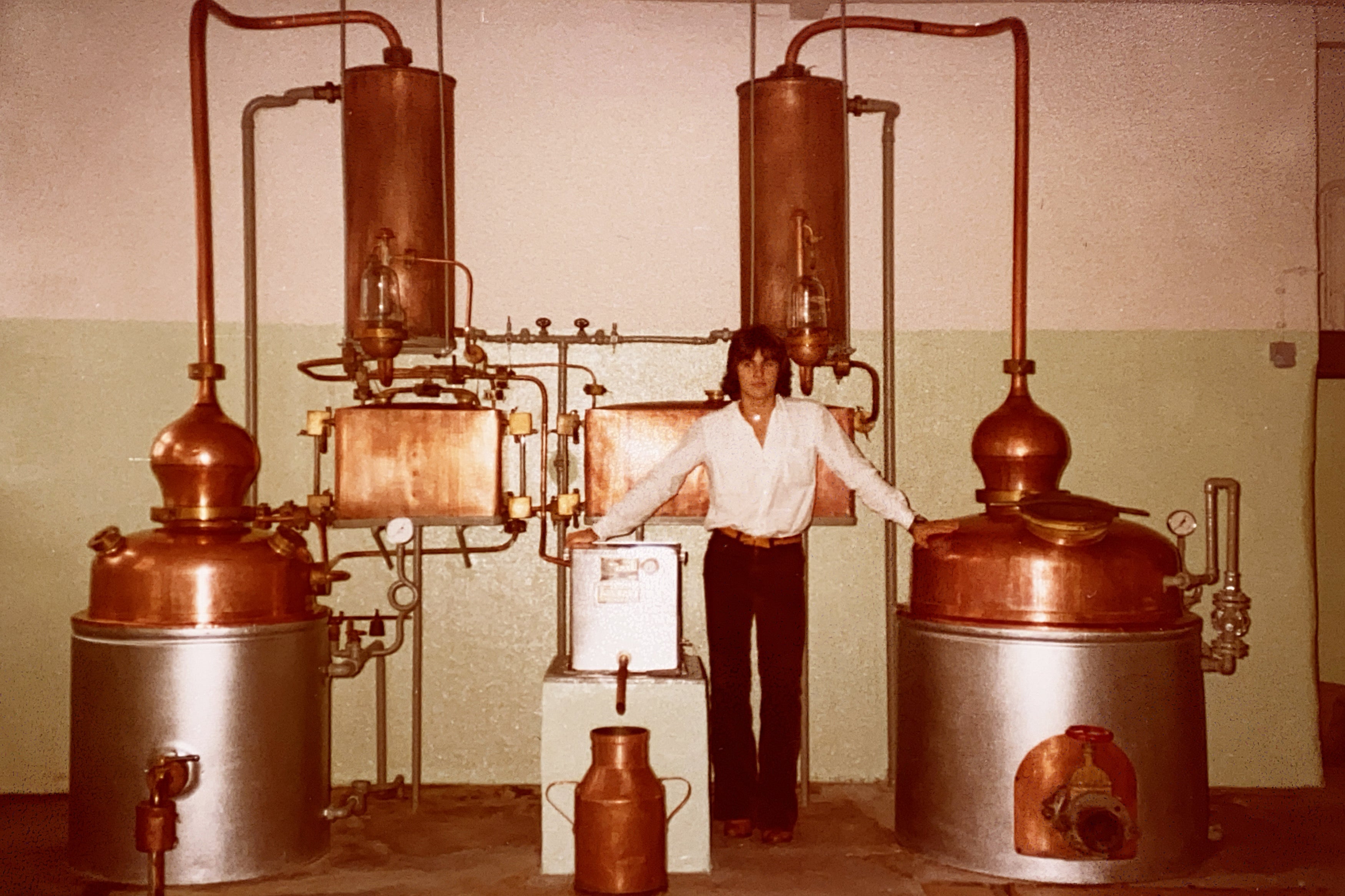Destillateurmeister Friedhelm II. vor der alten Brennblase